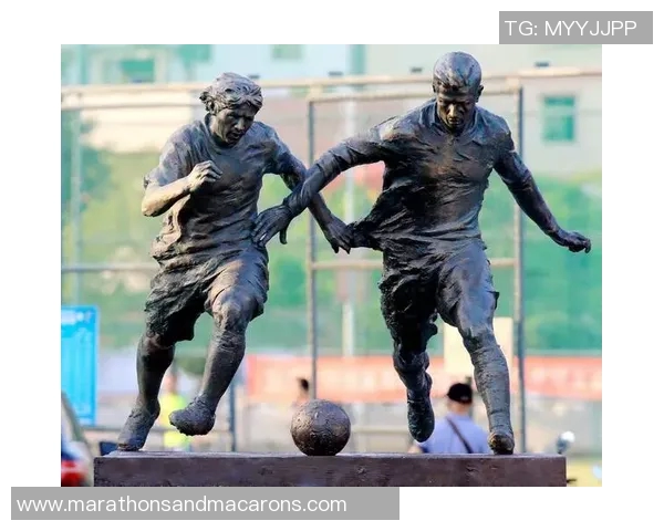 公园内足球明星雕塑的艺术魅力与运动精神完美结合的视觉盛宴 公园内足球明星雕塑的艺术魅力与运动精神完美结合的视觉盛宴