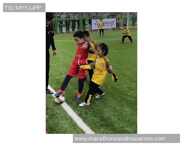 在足球明星的光环下我感受到了梦想与激情的碰撞 在足球明星的光环下我感受到了梦想与激情的碰撞