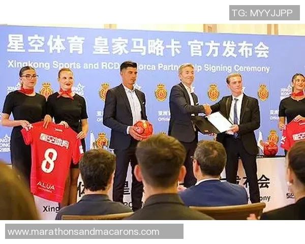 足球明星三人携手共创传奇时刻引领全球球迷热潮