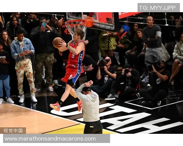 足球巨星挑战扣篮大赛展现惊人弹跳力与运动天赋的精彩对决 足球巨星挑战扣篮大赛展现惊人弹跳力与运动天赋的精彩对决