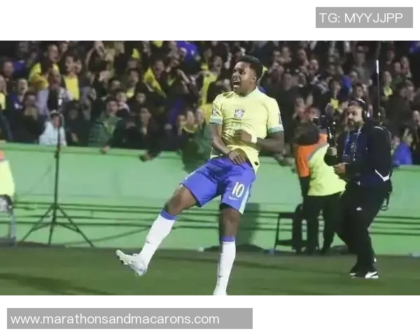 足球明星左脚大力射门展现惊人技巧与力量引发球迷热烈追捧 足球明星左脚大力射门展现惊人技巧与力量引发球迷热烈追捧