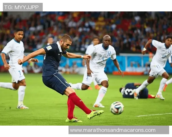 足球明星在比赛中展现风采与技巧引领球队走向胜利的精彩瞬间 足球明星在比赛中展现风采与技巧引领球队走向胜利的精彩瞬间